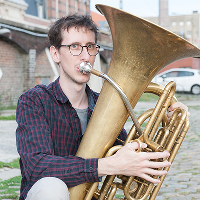 <p>Maxime Morel jouant du tuba.</p>