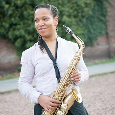 Sakina Abdou tenant un saxophone.