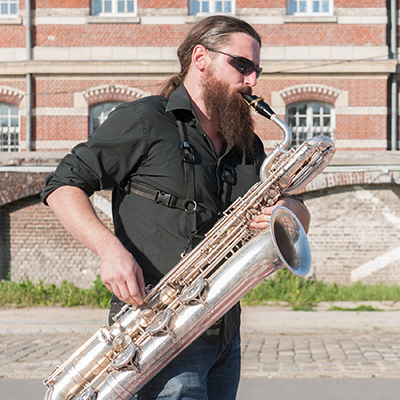 <p>Vincent Debaets jouant du saxophone</p>